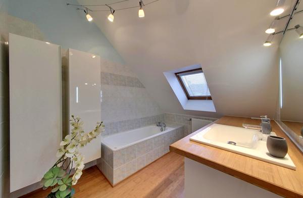 Appartement TRIPLEX CHEVRY COSSIGNY - 4 pièces 82 m2 avec garage et jardin.