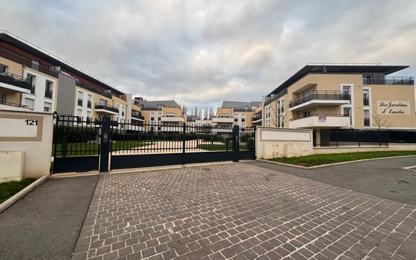 Stationnement à louer    10 m2 Pontault-Combault