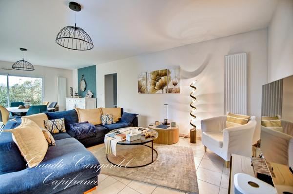 Maison de plain-pied lumineuse dans un village côtier prisé, à 5 min de La Rochelle et de l’île de Ré. Calme, jardin, 4 chambres. Coup de cœur assuré.