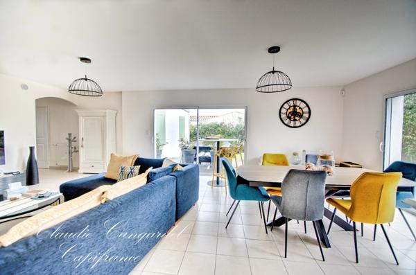 Maison de plain-pied lumineuse dans un village côtier prisé, à 5 min de La Rochelle et de l’île de Ré. Calme, jardin, 4 chambres. Coup de cœur assuré.