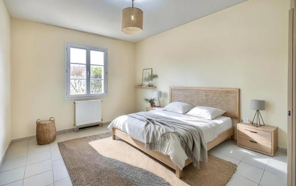 Maison de plain-pied lumineuse dans un village côtier prisé, à 5 min de La Rochelle et de l’île de Ré. Calme, jardin, 4 chambres. Coup de cœur assuré.