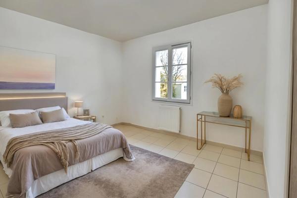 Maison de plain-pied lumineuse dans un village côtier prisé, à 5 min de La Rochelle et de l’île de Ré. Calme, jardin, 4 chambres. Coup de cœur assuré.