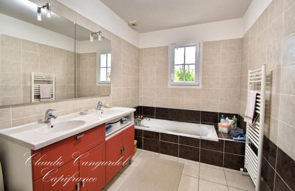 Maison de plain-pied lumineuse dans un village côtier prisé, à 5 min de La Rochelle et de l’île de Ré. Calme, jardin, 4 chambres. Coup de cœur assuré.