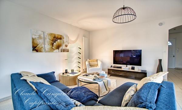 Maison de plain-pied lumineuse dans un village côtier prisé, à 5 min de La Rochelle et de l’île de Ré. Calme, jardin, 4 chambres. Coup de cœur assuré.