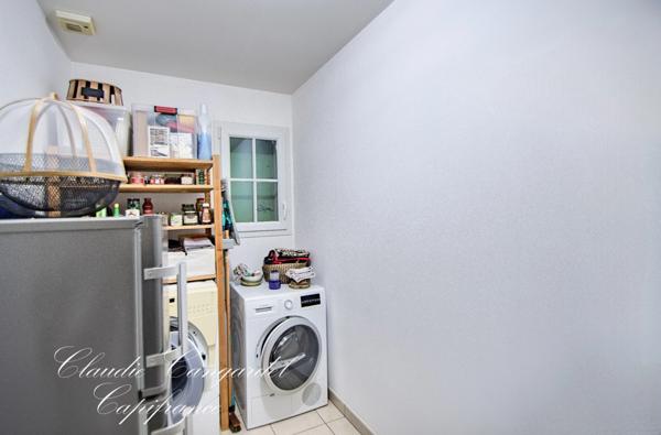 Maison de plain-pied lumineuse dans un village côtier prisé, à 5 min de La Rochelle et de l’île de Ré. Calme, jardin, 4 chambres. Coup de cœur assuré.