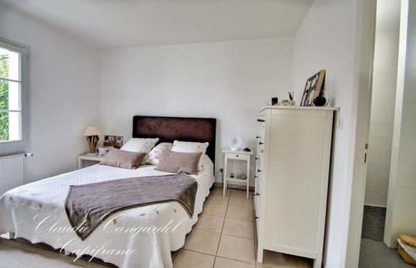 Maison de plain-pied lumineuse dans un village côtier prisé, à 5 min de La Rochelle et de l’île de Ré. Calme, jardin, 4 chambres. Coup de cœur assuré.