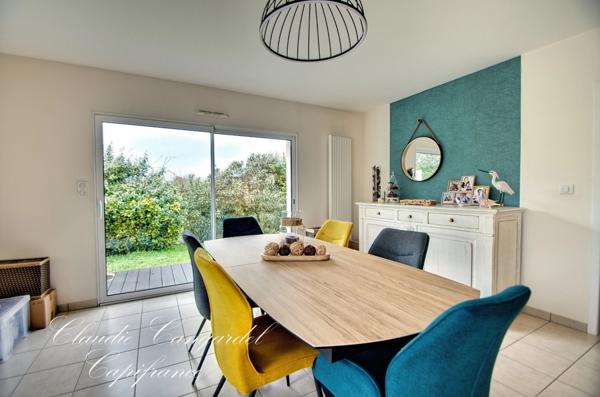 Maison de plain-pied lumineuse dans un village côtier prisé, à 5 min de La Rochelle et de l’île de Ré. Calme, jardin, 4 chambres. Coup de cœur assuré.