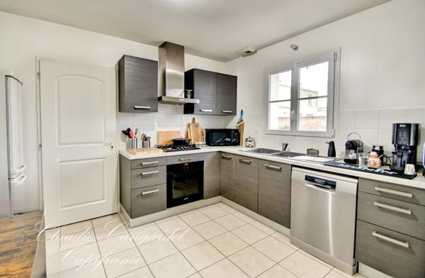 Maison de plain-pied lumineuse dans un village côtier prisé, à 5 min de La Rochelle et de l’île de Ré. Calme, jardin, 4 chambres. Coup de cœur assuré.