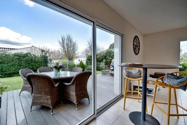 Maison de plain-pied lumineuse dans un village côtier prisé, à 5 min de La Rochelle et de l’île de Ré. Calme, jardin, 4 chambres. Coup de cœur assuré.