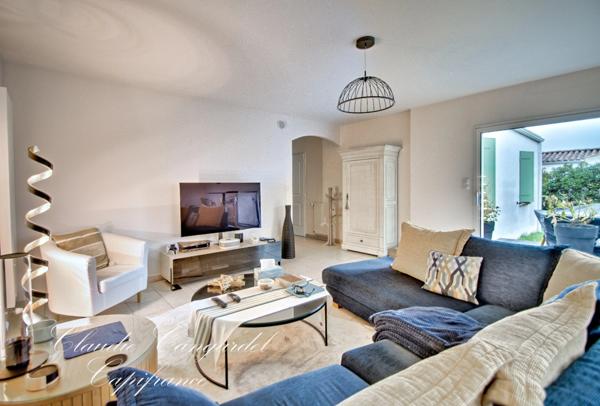 Maison de plain-pied lumineuse dans un village côtier prisé, à 5 min de La Rochelle et de l’île de Ré. Calme, jardin, 4 chambres. Coup de cœur assuré.