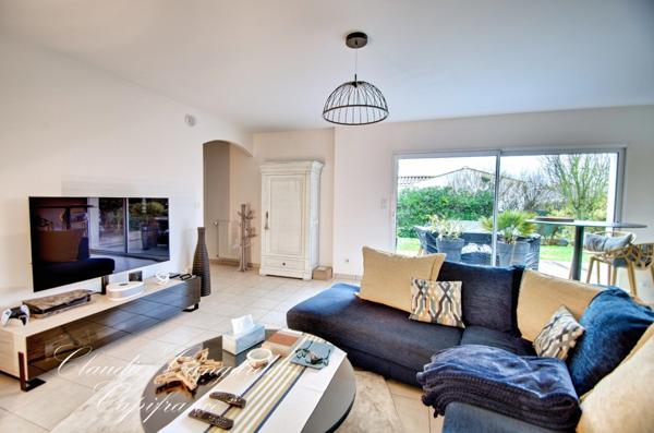 Maison de plain-pied lumineuse dans un village côtier prisé, à 5 min de La Rochelle et de l’île de Ré. Calme, jardin, 4 chambres. Coup de cœur assuré.