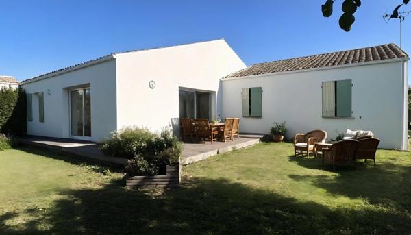 Maison de plain-pied lumineuse dans un village côtier prisé, à 5 min de La Rochelle et de l’île de Ré. Calme, jardin, 4 chambres. Coup de cœur assuré.