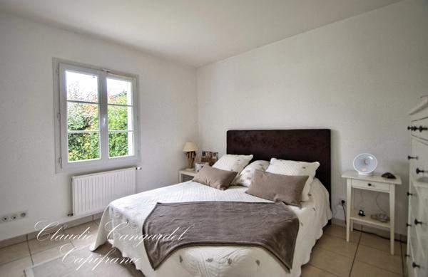 Maison de plain-pied lumineuse dans un village côtier prisé, à 5 min de La Rochelle et de l’île de Ré. Calme, jardin, 4 chambres. Coup de cœur assuré.