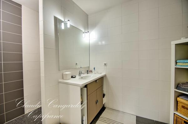 Maison de plain-pied lumineuse dans un village côtier prisé, à 5 min de La Rochelle et de l’île de Ré. Calme, jardin, 4 chambres. Coup de cœur assuré.