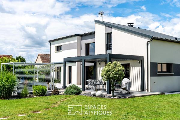 Contemporaine aux volumes généreux sur un magnifique terrain avec piscine
