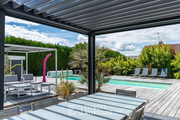 Contemporaine aux volumes généreux sur un magnifique terrain avec piscine