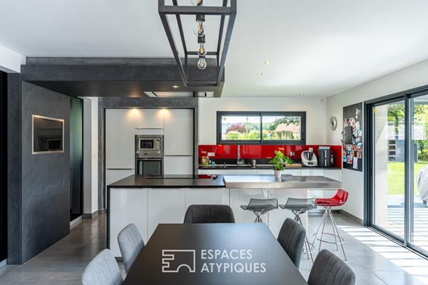 Contemporaine aux volumes généreux sur un magnifique terrain avec piscine