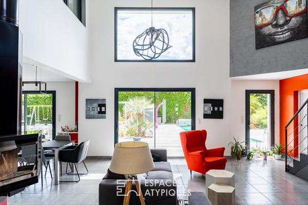 Contemporaine aux volumes généreux sur un magnifique terrain avec piscine