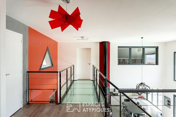 Contemporaine aux volumes généreux sur un magnifique terrain avec piscine
