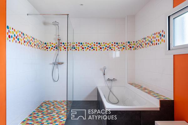 Contemporaine aux volumes généreux sur un magnifique terrain avec piscine
