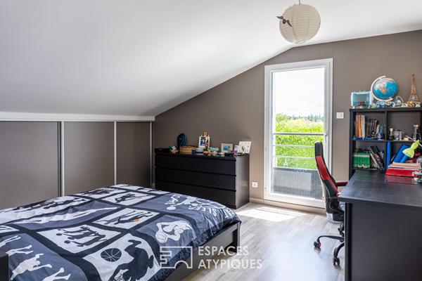 Contemporaine aux volumes généreux sur un magnifique terrain avec piscine