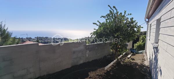 Opportunité rare ! Propriété exceptionnelle dans le secteur résidentiel du Village du Brûlé. Ce bien unique comprend deux habitations spacieuses et un grand terrain, offrant une autonomie totale en eau potable et un cadre de vie idyllique avec vue mer.
(Deux maisons de caractère avec vue mer dégagée)

📐 CARACTÉRISTIQUES DU BIEN :
* Surface habitable estimée : 2 x 110 m² (Deux maisons)
* Terrain : 810 m²
* Pièces : 4 chambres, 2 salons, 2 salles de bains, 2 WC.
* État : Une des résidences est en parfait état rénové.

🌊 LE CONFORT :
Profitez d'une vue mer dégagée depuis votre résidence. L'agencement intérieur maximise la luminosité et le confort moderne.

💧 LE PLUS UNIQUE : INDÉPENDANCE EN EAU POTABLE.
Le bien est équipé d’un système complet de captage d’eau, garantissant une alimentation sécurisée même en cas de coupure. Ce dispositif comprend :
* Filtration professionnelle (filtre à sable et cartouches).
* Osmoseur sous évier.
* Réserve tampon de 3000 litres (citerne) et surpresseur.

📍 LOCALISATION : Secteur Village du Brûlé, Saint-Denis.
💰 PRIX DE VENTE EXCEPTIONNEL : 312 000 € HAI.