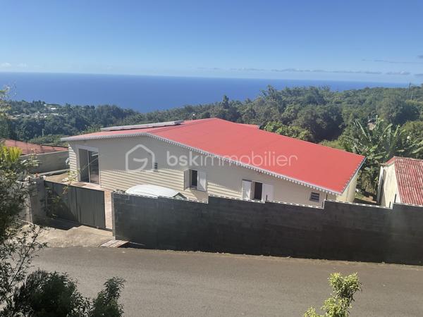 Opportunité rare ! Propriété exceptionnelle dans le secteur résidentiel du Village du Brûlé. Ce bien unique comprend deux habitations spacieuses et un grand terrain, offrant une autonomie totale en eau potable et un cadre de vie idyllique avec vue mer.
(Deux maisons de caractère avec vue mer dégagée)

📐 CARACTÉRISTIQUES DU BIEN :
* Surface habitable estimée : 2 x 110 m² (Deux maisons)
* Terrain : 810 m²
* Pièces : 4 chambres, 2 salons, 2 salles de bains, 2 WC.
* État : Une des résidences est en parfait état rénové.

🌊 LE CONFORT :
Profitez d'une vue mer dégagée depuis votre résidence. L'agencement intérieur maximise la luminosité et le confort moderne.

💧 LE PLUS UNIQUE : INDÉPENDANCE EN EAU POTABLE.
Le bien est équipé d’un système complet de captage d’eau, garantissant une alimentation sécurisée même en cas de coupure. Ce dispositif comprend :
* Filtration professionnelle (filtre à sable et cartouches).
* Osmoseur sous évier.
* Réserve tampon de 3000 litres (citerne) et surpresseur.

📍 LOCALISATION : Secteur Village du Brûlé, Saint-Denis.
💰 PRIX DE VENTE EXCEPTIONNEL : 312 000 € HAI.