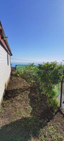 Opportunité rare ! Propriété exceptionnelle dans le secteur résidentiel du Village du Brûlé. Ce bien unique comprend deux habitations spacieuses et un grand terrain, offrant une autonomie totale en eau potable et un cadre de vie idyllique avec vue mer.
(Deux maisons de caractère avec vue mer dégagée)

📐 CARACTÉRISTIQUES DU BIEN :
* Surface habitable estimée : 2 x 110 m² (Deux maisons)
* Terrain : 810 m²
* Pièces : 4 chambres, 2 salons, 2 salles de bains, 2 WC.
* État : Une des résidences est en parfait état rénové.

🌊 LE CONFORT :
Profitez d'une vue mer dégagée depuis votre résidence. L'agencement intérieur maximise la luminosité et le confort moderne.

💧 LE PLUS UNIQUE : INDÉPENDANCE EN EAU POTABLE.
Le bien est équipé d’un système complet de captage d’eau, garantissant une alimentation sécurisée même en cas de coupure. Ce dispositif comprend :
* Filtration professionnelle (filtre à sable et cartouches).
* Osmoseur sous évier.
* Réserve tampon de 3000 litres (citerne) et surpresseur.

📍 LOCALISATION : Secteur Village du Brûlé, Saint-Denis.
💰 PRIX DE VENTE EXCEPTIONNEL : 312 000 € HAI.