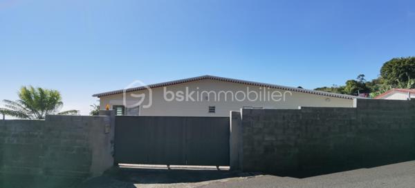Opportunité rare ! Propriété exceptionnelle dans le secteur résidentiel du Village du Brûlé. Ce bien unique comprend deux habitations spacieuses et un grand terrain, offrant une autonomie totale en eau potable et un cadre de vie idyllique avec vue mer.
(Deux maisons de caractère avec vue mer dégagée)

📐 CARACTÉRISTIQUES DU BIEN :
* Surface habitable estimée : 2 x 110 m² (Deux maisons)
* Terrain : 810 m²
* Pièces : 4 chambres, 2 salons, 2 salles de bains, 2 WC.
* État : Une des résidences est en parfait état rénové.

🌊 LE CONFORT :
Profitez d'une vue mer dégagée depuis votre résidence. L'agencement intérieur maximise la luminosité et le confort moderne.

💧 LE PLUS UNIQUE : INDÉPENDANCE EN EAU POTABLE.
Le bien est équipé d’un système complet de captage d’eau, garantissant une alimentation sécurisée même en cas de coupure. Ce dispositif comprend :
* Filtration professionnelle (filtre à sable et cartouches).
* Osmoseur sous évier.
* Réserve tampon de 3000 litres (citerne) et surpresseur.

📍 LOCALISATION : Secteur Village du Brûlé, Saint-Denis.
💰 PRIX DE VENTE EXCEPTIONNEL : 312 000 € HAI.