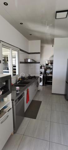 Opportunité rare ! Propriété exceptionnelle dans le secteur résidentiel du Village du Brûlé. Ce bien unique comprend deux habitations spacieuses et un grand terrain, offrant une autonomie totale en eau potable et un cadre de vie idyllique avec vue mer.
(Deux maisons de caractère avec vue mer dégagée)

📐 CARACTÉRISTIQUES DU BIEN :
* Surface habitable estimée : 2 x 110 m² (Deux maisons)
* Terrain : 810 m²
* Pièces : 4 chambres, 2 salons, 2 salles de bains, 2 WC.
* État : Une des résidences est en parfait état rénové.

🌊 LE CONFORT :
Profitez d'une vue mer dégagée depuis votre résidence. L'agencement intérieur maximise la luminosité et le confort moderne.

💧 LE PLUS UNIQUE : INDÉPENDANCE EN EAU POTABLE.
Le bien est équipé d’un système complet de captage d’eau, garantissant une alimentation sécurisée même en cas de coupure. Ce dispositif comprend :
* Filtration professionnelle (filtre à sable et cartouches).
* Osmoseur sous évier.
* Réserve tampon de 3000 litres (citerne) et surpresseur.

📍 LOCALISATION : Secteur Village du Brûlé, Saint-Denis.
💰 PRIX DE VENTE EXCEPTIONNEL : 312 000 € HAI.
