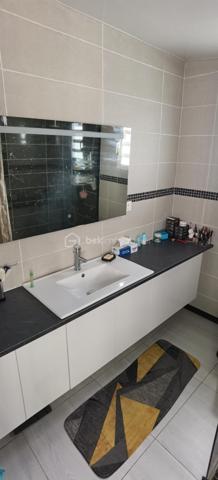 Opportunité rare ! Propriété exceptionnelle dans le secteur résidentiel du Village du Brûlé. Ce bien unique comprend deux habitations spacieuses et un grand terrain, offrant une autonomie totale en eau potable et un cadre de vie idyllique avec vue mer.
(Deux maisons de caractère avec vue mer dégagée)

📐 CARACTÉRISTIQUES DU BIEN :
* Surface habitable estimée : 2 x 110 m² (Deux maisons)
* Terrain : 810 m²
* Pièces : 4 chambres, 2 salons, 2 salles de bains, 2 WC.
* État : Une des résidences est en parfait état rénové.

🌊 LE CONFORT :
Profitez d'une vue mer dégagée depuis votre résidence. L'agencement intérieur maximise la luminosité et le confort moderne.

💧 LE PLUS UNIQUE : INDÉPENDANCE EN EAU POTABLE.
Le bien est équipé d’un système complet de captage d’eau, garantissant une alimentation sécurisée même en cas de coupure. Ce dispositif comprend :
* Filtration professionnelle (filtre à sable et cartouches).
* Osmoseur sous évier.
* Réserve tampon de 3000 litres (citerne) et surpresseur.

📍 LOCALISATION : Secteur Village du Brûlé, Saint-Denis.
💰 PRIX DE VENTE EXCEPTIONNEL : 312 000 € HAI.