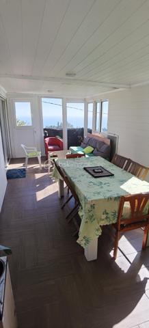 Opportunité rare ! Propriété exceptionnelle dans le secteur résidentiel du Village du Brûlé. Ce bien unique comprend deux habitations spacieuses et un grand terrain, offrant une autonomie totale en eau potable et un cadre de vie idyllique avec vue mer.
(Deux maisons de caractère avec vue mer dégagée)

📐 CARACTÉRISTIQUES DU BIEN :
* Surface habitable estimée : 2 x 110 m² (Deux maisons)
* Terrain : 810 m²
* Pièces : 4 chambres, 2 salons, 2 salles de bains, 2 WC.
* État : Une des résidences est en parfait état rénové.

🌊 LE CONFORT :
Profitez d'une vue mer dégagée depuis votre résidence. L'agencement intérieur maximise la luminosité et le confort moderne.

💧 LE PLUS UNIQUE : INDÉPENDANCE EN EAU POTABLE.
Le bien est équipé d’un système complet de captage d’eau, garantissant une alimentation sécurisée même en cas de coupure. Ce dispositif comprend :
* Filtration professionnelle (filtre à sable et cartouches).
* Osmoseur sous évier.
* Réserve tampon de 3000 litres (citerne) et surpresseur.

📍 LOCALISATION : Secteur Village du Brûlé, Saint-Denis.
💰 PRIX DE VENTE EXCEPTIONNEL : 312 000 € HAI.