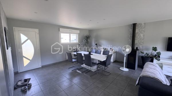 🫶 PAVILLON DE 3 ANS DE TYPE 5 de 98m²🫶

👉🏿Ce bien est sorti de terre il y a 3 ans seulement !

♦️Dès l'ouverture de la porte :

. Un séjour très lumineux avec placard de rangement
. Une cuisine équipée NEUVE ( valeur 11 000 euros! ) donnant accès au jardin
. Salle de bain NEUVE 
. Wc
. 3 chambres

♦️Coté extérieur :

. Joli jardin  de 450 m² environ
. Garage attenant entièrement carrelé

♦️Prestations :

. Chauffage pellets
. Fenêtres et portes PVC double vitrage
. Matériaux de qualité sur l'ensemble de la maison
. Assainissement collectif conforme