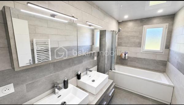 🫶 PAVILLON DE 3 ANS DE TYPE 5 de 98m²🫶

👉🏿Ce bien est sorti de terre il y a 3 ans seulement !

♦️Dès l'ouverture de la porte :

. Un séjour très lumineux avec placard de rangement
. Une cuisine équipée NEUVE ( valeur 11 000 euros! ) donnant accès au jardin
. Salle de bain NEUVE 
. Wc
. 3 chambres

♦️Coté extérieur :

. Joli jardin  de 450 m² environ
. Garage attenant entièrement carrelé

♦️Prestations :

. Chauffage pellets
. Fenêtres et portes PVC double vitrage
. Matériaux de qualité sur l'ensemble de la maison
. Assainissement collectif conforme