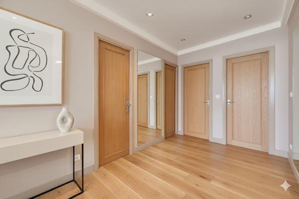 Rare sur le marché ! Lumineux deux-pièces avec balconnet au pied de la Tour Eiffel!