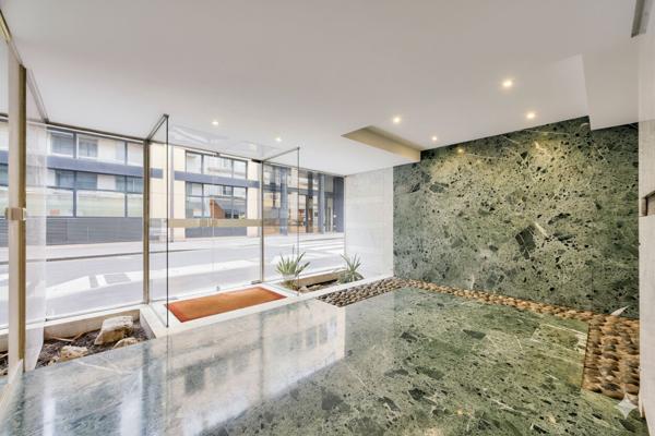 Rare sur le marché ! Lumineux deux-pièces avec balconnet au pied de la Tour Eiffel!