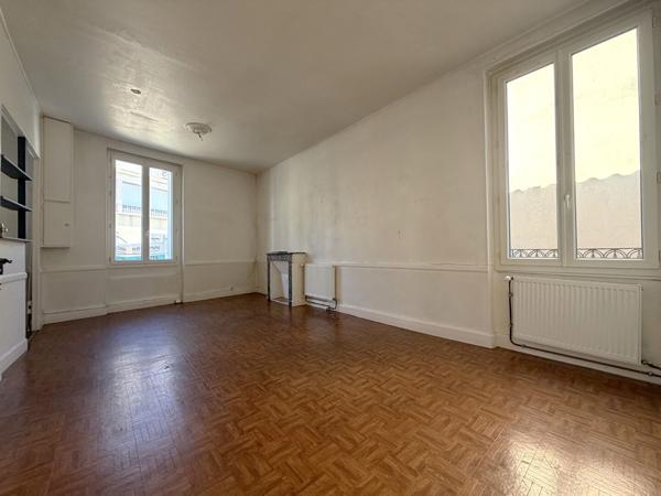 AGEN centre ville - Immeuble en pierre composé de 3 lots dont un appartement T3, un studio et un grand garage.