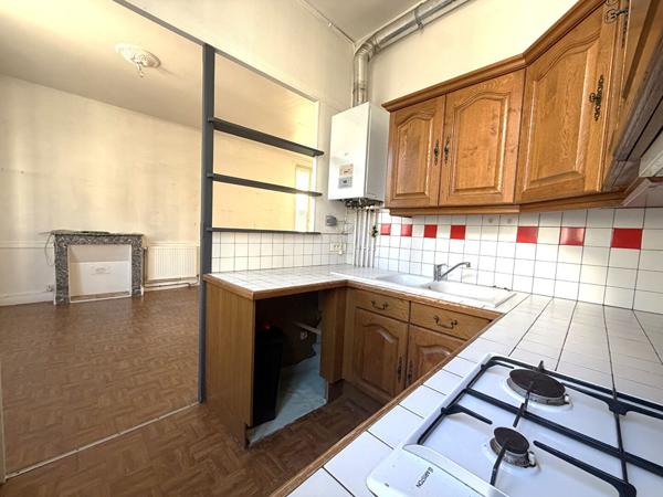 AGEN centre ville - Immeuble en pierre composé de 3 lots dont un appartement T3, un studio et un grand garage.