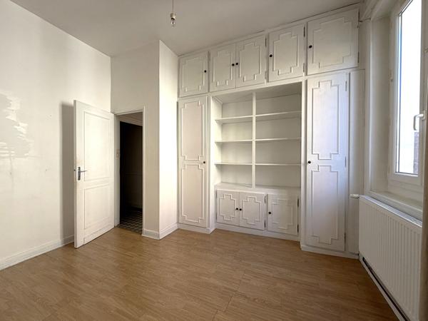 AGEN centre ville - Immeuble en pierre composé de 3 lots dont un appartement T3, un studio et un grand garage.