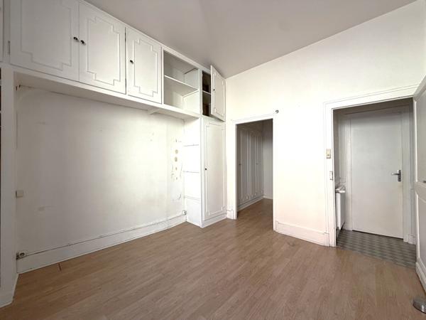 AGEN centre ville - Immeuble en pierre composé de 3 lots dont un appartement T3, un studio et un grand garage.