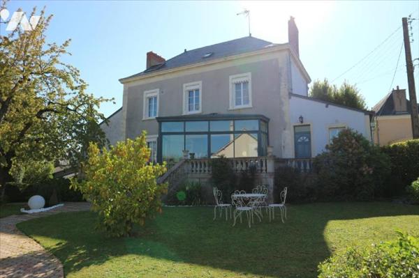 Idéalement située proche du centre ville, cette charmante maison de 193 m2 saura vous séduire p...