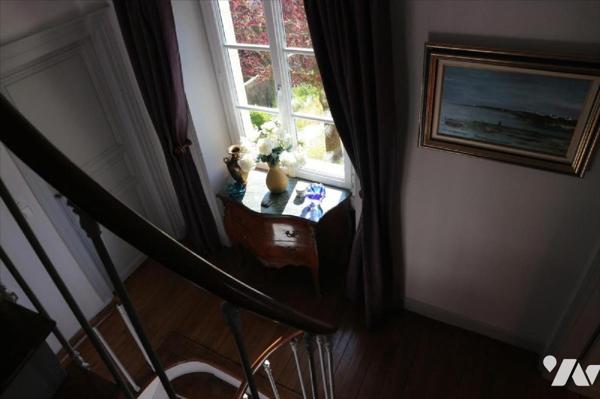 Idéalement située proche du centre ville, cette charmante maison de 193 m2 saura vous séduire p...