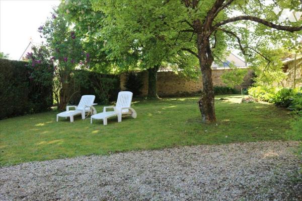 Idéalement située proche du centre ville, cette charmante maison de 193 m2 saura vous séduire p...