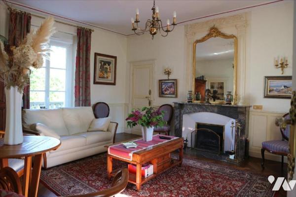 Idéalement située proche du centre ville, cette charmante maison de 193 m2 saura vous séduire p...