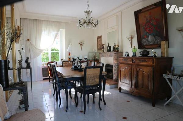 Idéalement située proche du centre ville, cette charmante maison de 193 m2 saura vous séduire p...