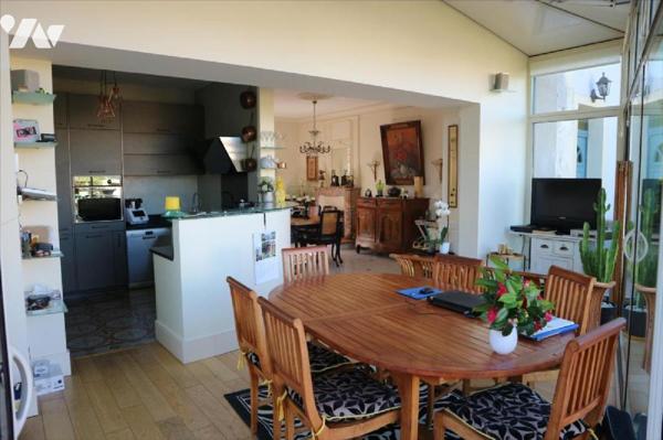 Idéalement située proche du centre ville, cette charmante maison de 193 m2 saura vous séduire p...