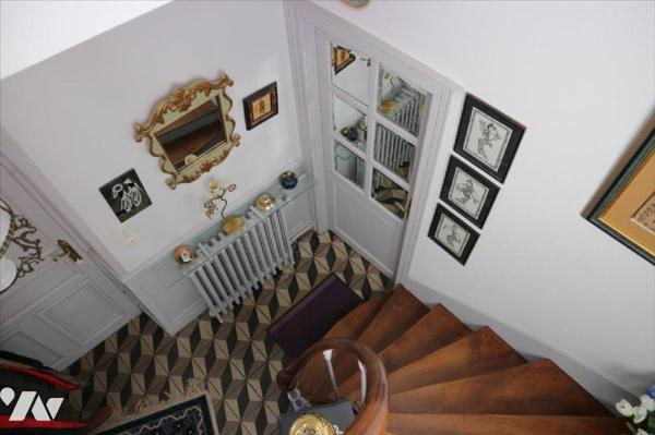 Idéalement située proche du centre ville, cette charmante maison de 193 m2 saura vous séduire p...