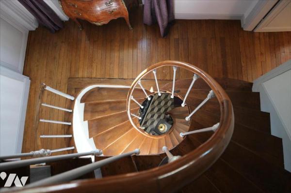 Idéalement située proche du centre ville, cette charmante maison de 193 m2 saura vous séduire p...