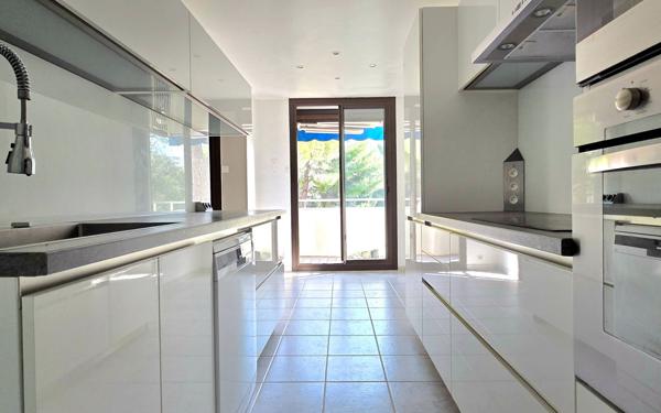 Appartement à vendre    4 pièces • 81,09 m2 Marseille 9