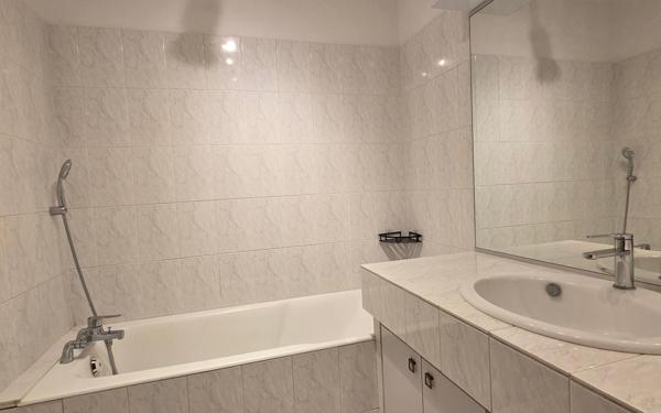 Appartement à vendre    4 pièces • 81,09 m2 Marseille 9